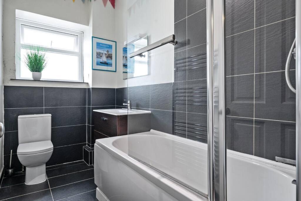 Pendennis - Bright Victorian Flat, Sea Views & Close To Beach Falmouth Exterior foto